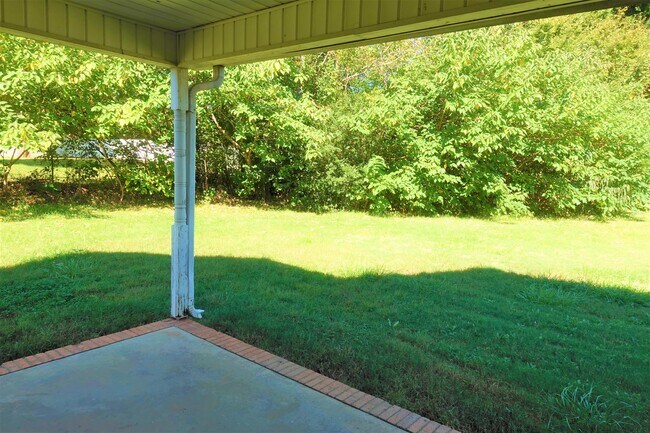 Building Photo - 206 River Oaks Cir