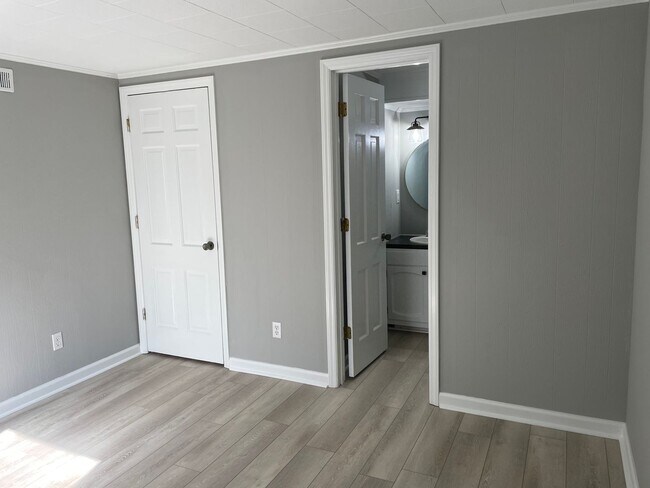 Building Photo - 7942 Lake Vista Dr
