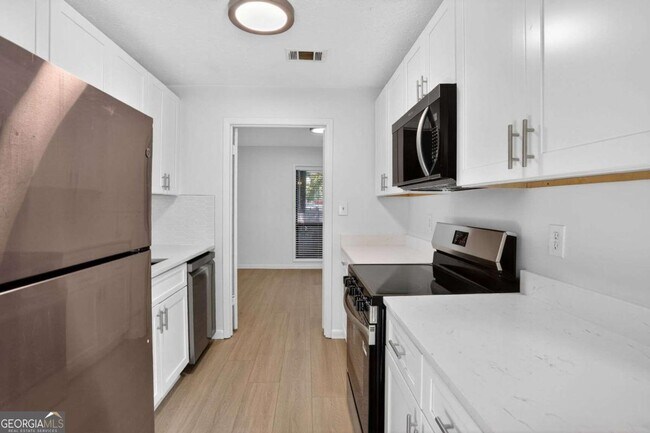 Building Photo - 8740 Roswell Rd