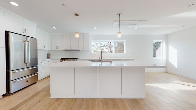 Building Photo - Beautiful Walnut Creek Townhome!