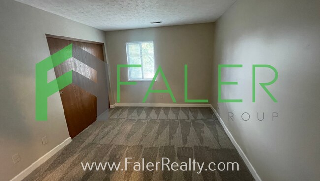 Building Photo - Freshly Updated 2nd Floor Condo