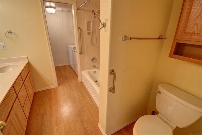 Building Photo - 10028 Del Chaparral Ct NE
