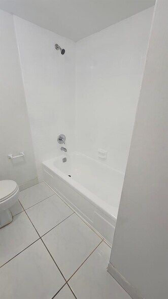 Building Photo - 4374 NW 9th Ave