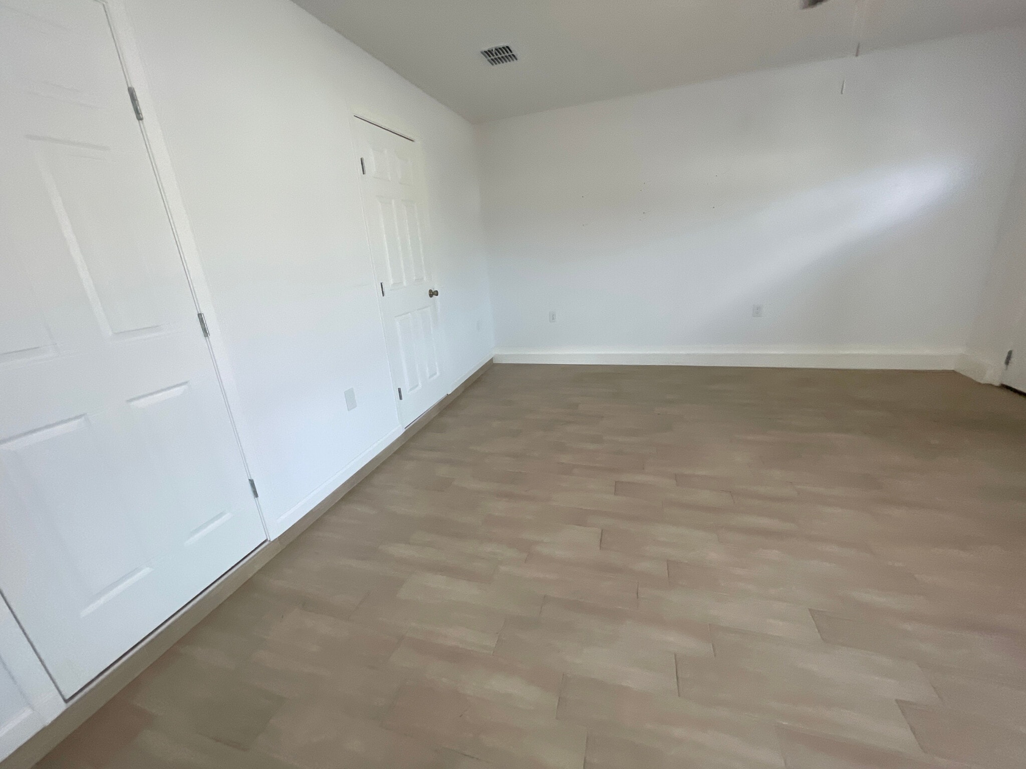 Building Photo - Room in House on Southwest Dr