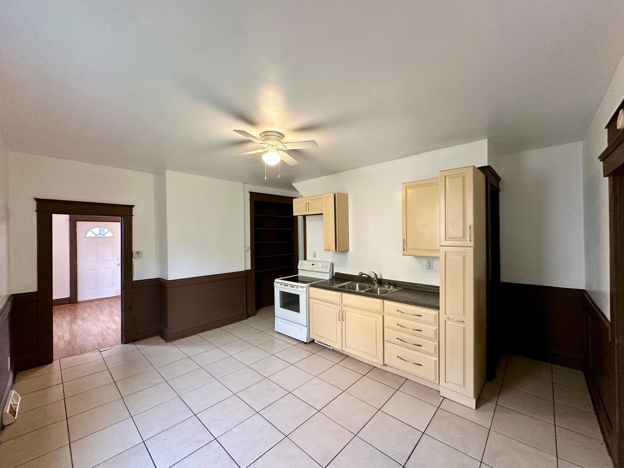 Building Photo - 154 Elmwood St