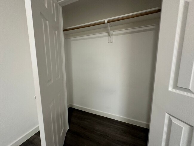 Building Photo - 3-Bedroom Duplex with Modern Finishes & Fu...