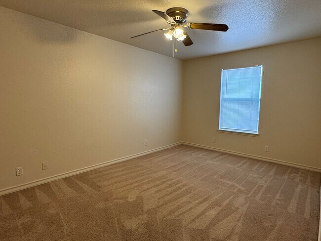 Building Photo - 220 Sandstone Dr