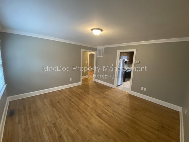 Building Photo - 214 W Broaddus Ave