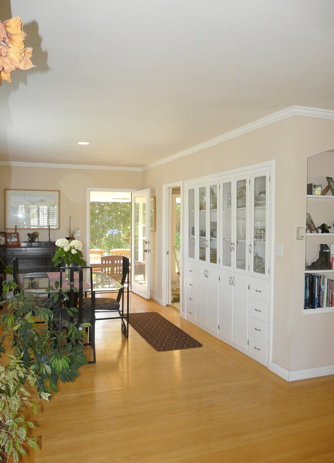 Building Photo - 2 Bedrooms, 1 Bathroom Popular Alta Height...