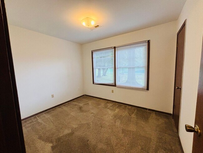 Building Photo - 1744 Donlee Dr