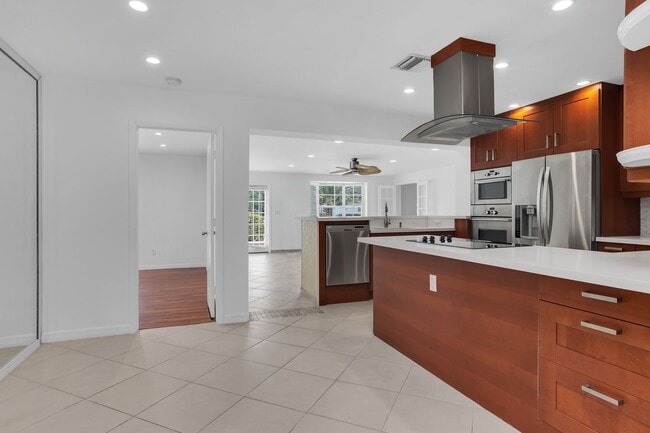 Building Photo - Beautiful house on the water with a pool