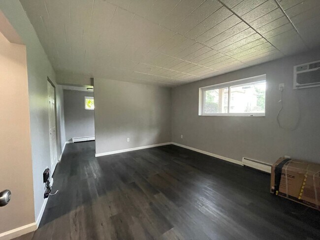 Building Photo - Updated 1 Bedroom in Bellevue with Off Str...