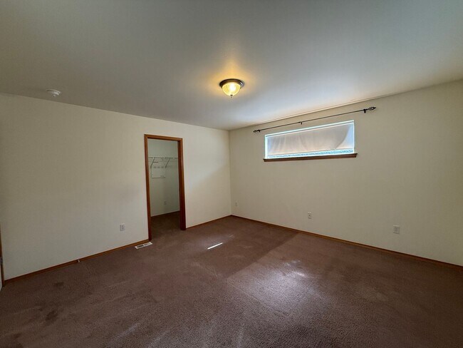 Building Photo - 4 Bed 2 Bath Home in Waterbury Meadows