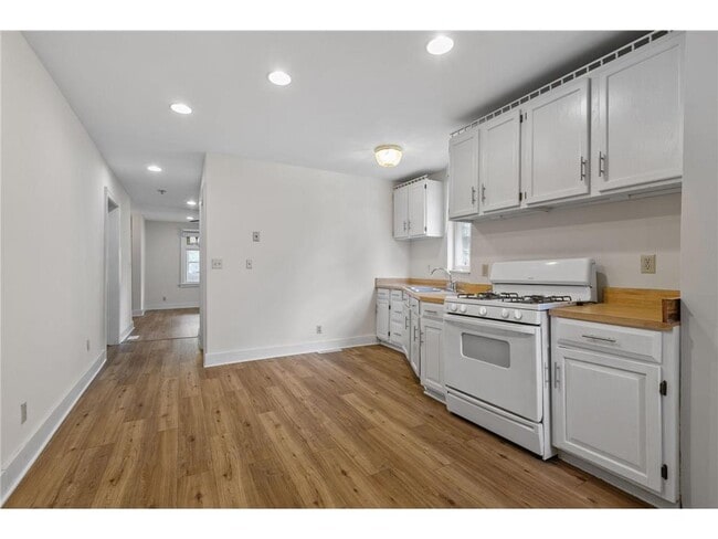 Building Photo - 2610 Dupont Ave S