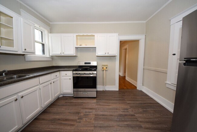 Building Photo - Adorable updated 2 bath, 1 bed home near R...