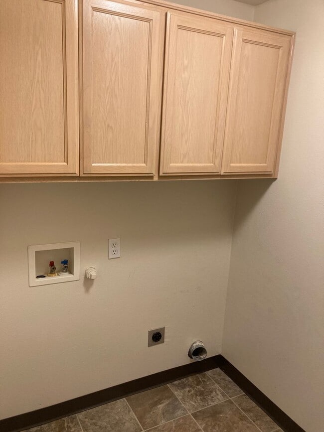 Building Photo - Three Bedroom Duplex in Keizer, Landcaping...