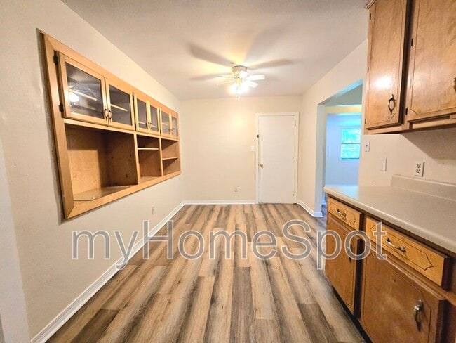Building Photo - 909 Springbrook Ave