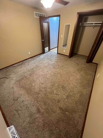 Building Photo - 1827 Sahara Ct