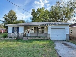 Building Photo - Cute 2 bed/1 bath house with Garage!