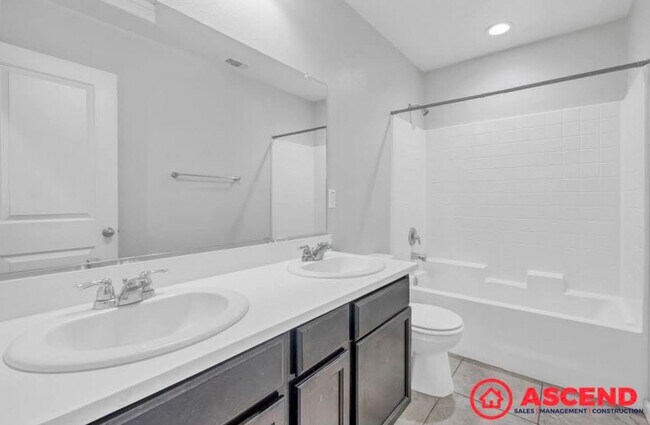 Building Photo - 3 Bedroom Home Off Mountain Ridge and Taft...