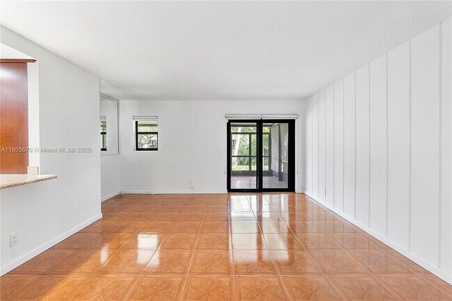 Building Photo - 398 Fern Dr