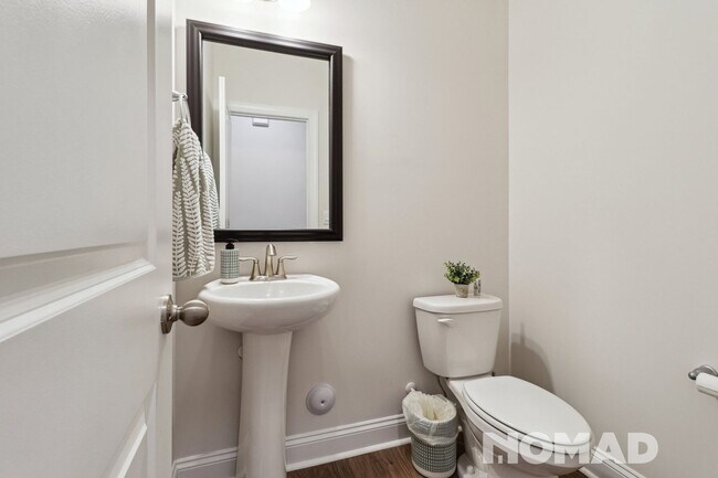 Building Photo - Spacious 4BR Single Family House with swim...