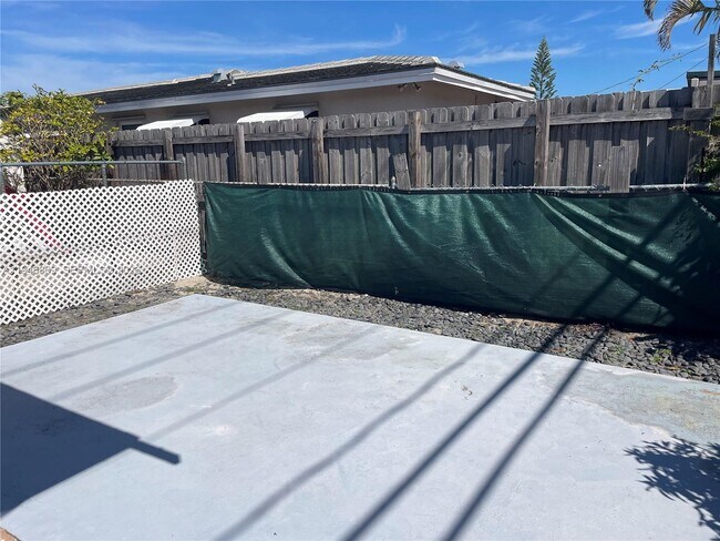 Building Photo - 5550 NE 20th Terrace