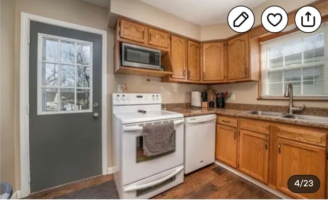 Primary Photo - 2669 Shelburn Ave
