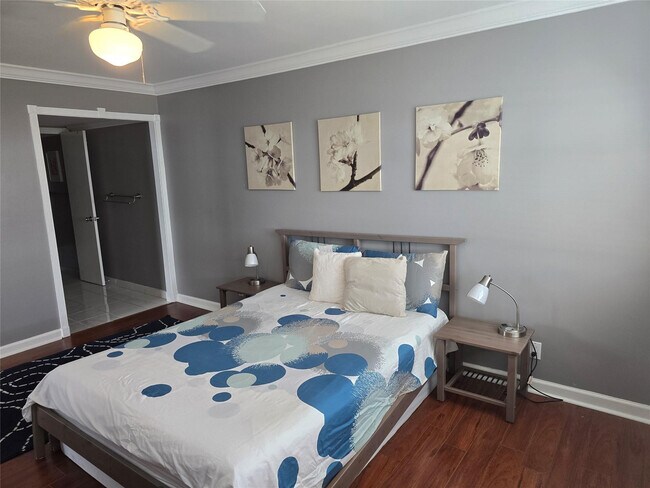 Building Photo - 1401 N Riverside Dr