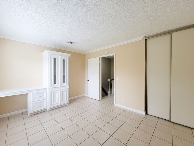 Building Photo - Welcome to This Charming Townhome Nestled ...