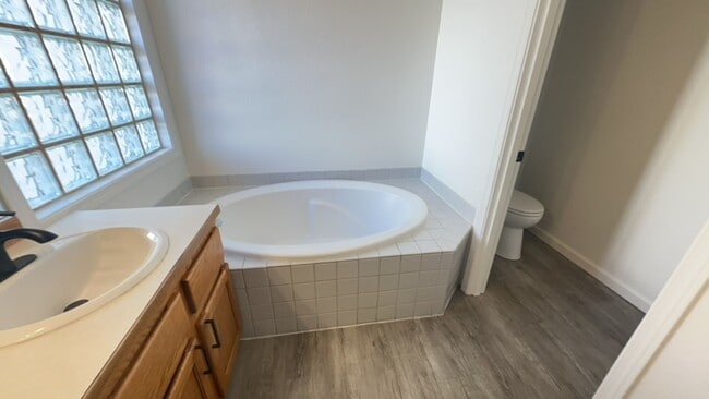 Building Photo - Charming 3 Bedroom / 2 Bathroom Home in NW Redmond