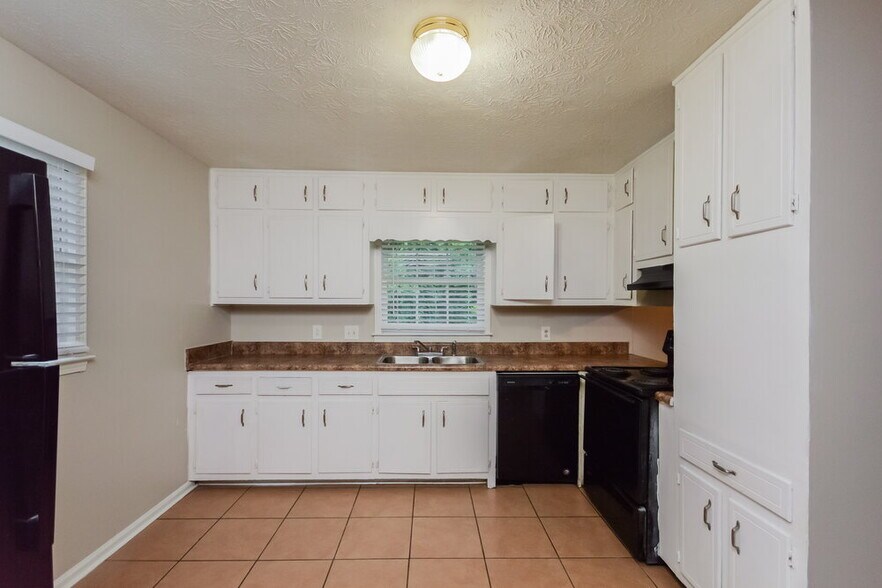 Building Photo - 990 Woodbridge Dr NE