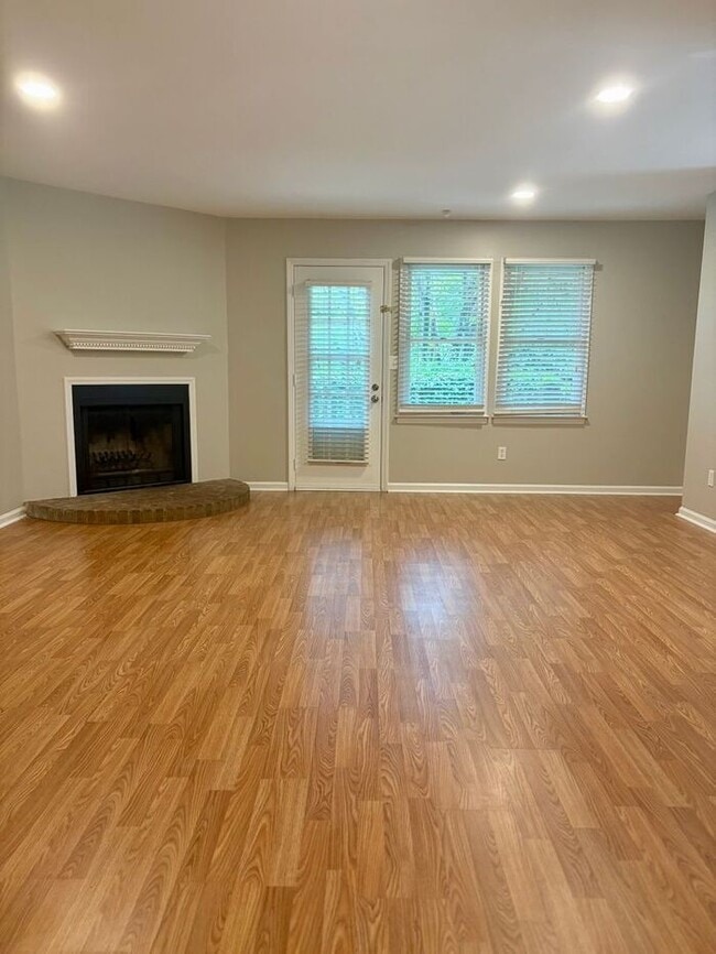 Building Photo - Quiet South Charlotte Townhome with Easy Uptown & Airport Access