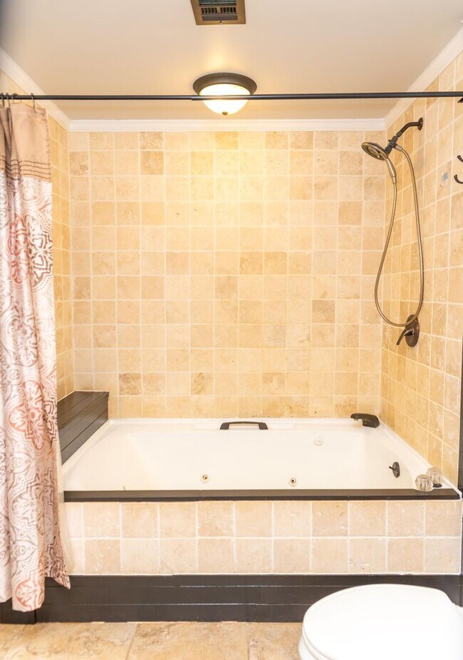 Building Photo - PEACEFUL LIVING.....SECLUSION! Move in ready!!!