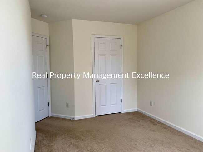 Building Photo - Raleigh Townhome Convenient to I440 & I540, Huge Master Suite, Near Anderson Pointe Park!