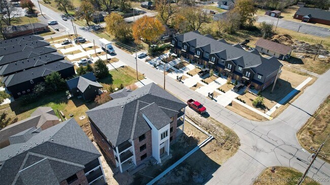 Building Photo - 112 W 2nd St