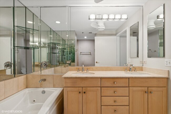 Building Photo - 57 E Delaware Pl