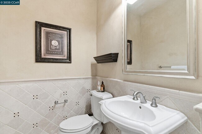 Building Photo - 1041 S Wedgewood Rd