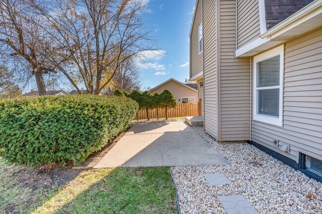 Building Photo - 355 Crestwood Ct