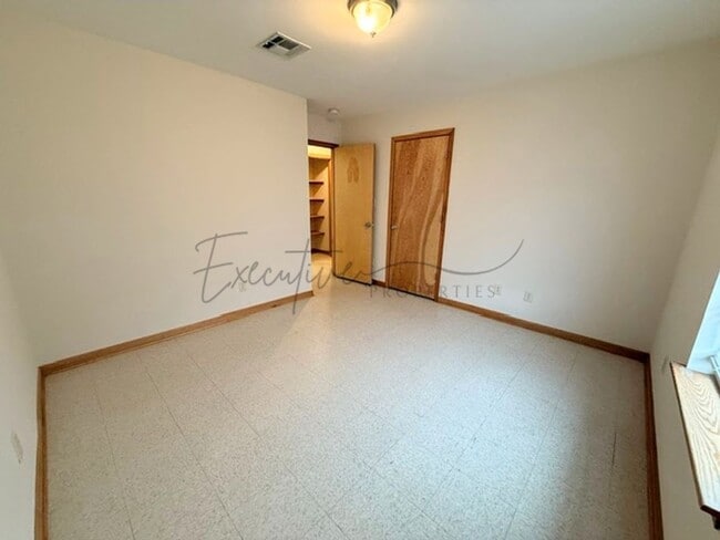 Building Photo - 2528 Crockett St