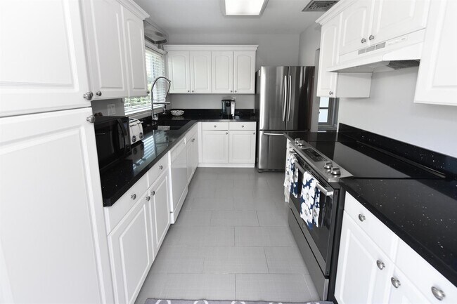 Building Photo - 340 Russlyn Dr