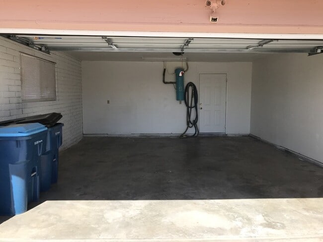 Building Photo - NEW LOWER PRICE!  Pet friendly home, move in ready!