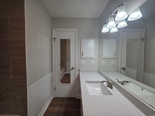 Building Photo - 5716 Woodridge Ln