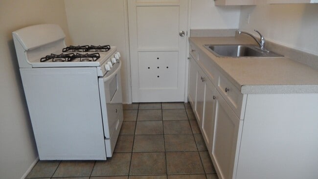 Building Photo - Parton 1521-1527