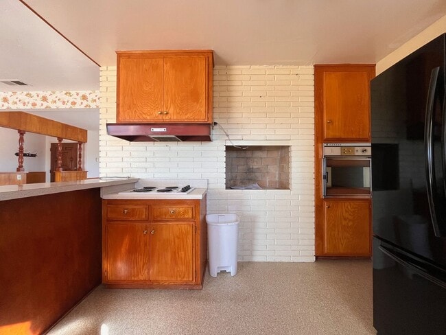 Building Photo - Spectacular Retro Home in a Rural Setting with Views and Space