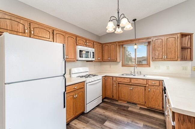 Building Photo - 2 Bed | 1 Bath Updated One Level Home