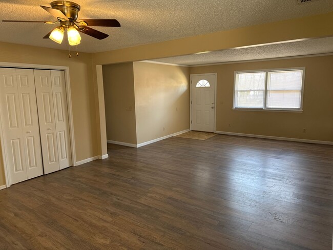 Building Photo - 3 Bedrooms! 2 Bathrooms! 2 Living Areas! K...