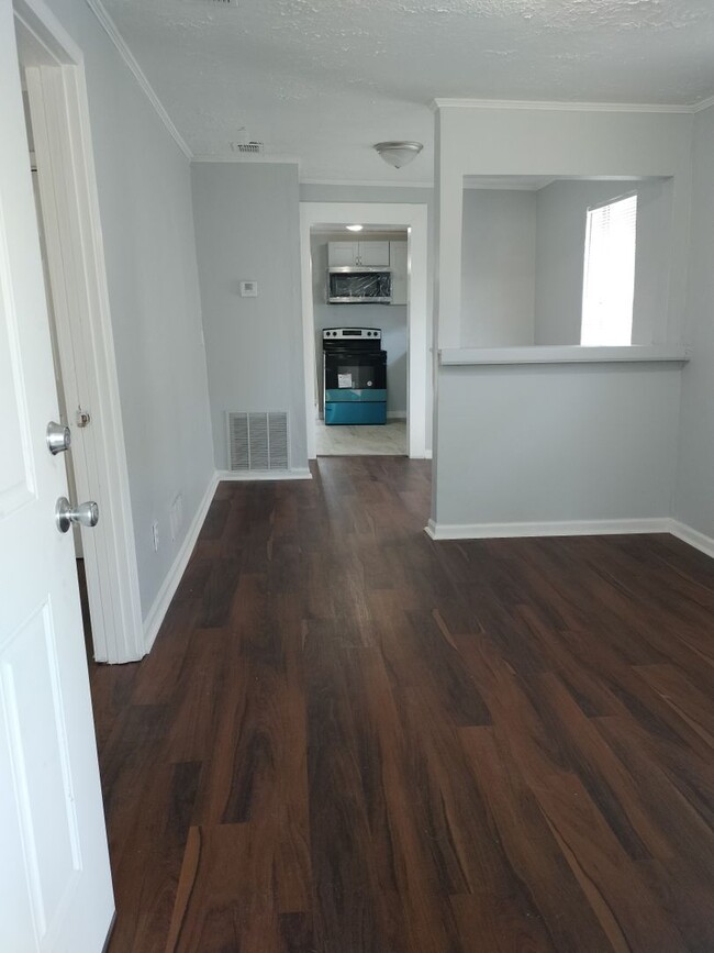 Building Photo - 3/1 Single Family Home Available now! 32204