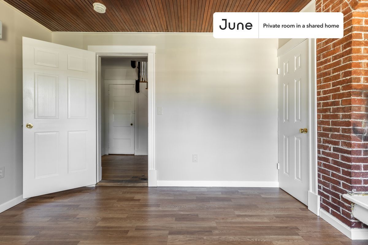 Building Photo - Room in Shared 9 bed/2 bath home