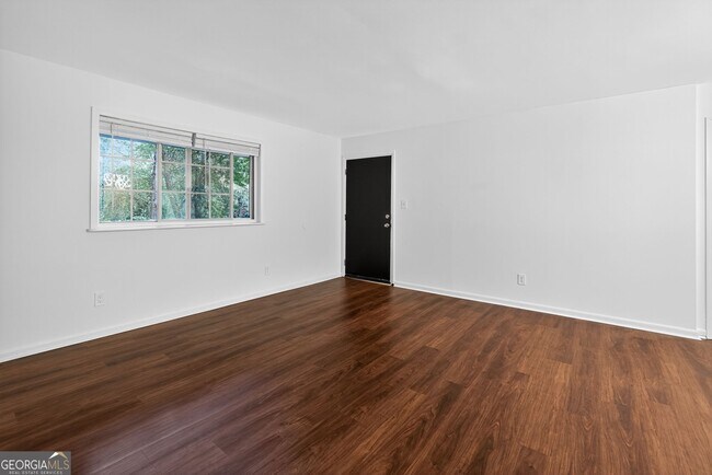 Building Photo - 2510 Peachwood Cir NE